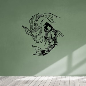 Op de afbeelding: Zwart-witte lijntekening van twee koi-vissen die in een cirkel zwemmen op een groene achtergrond.