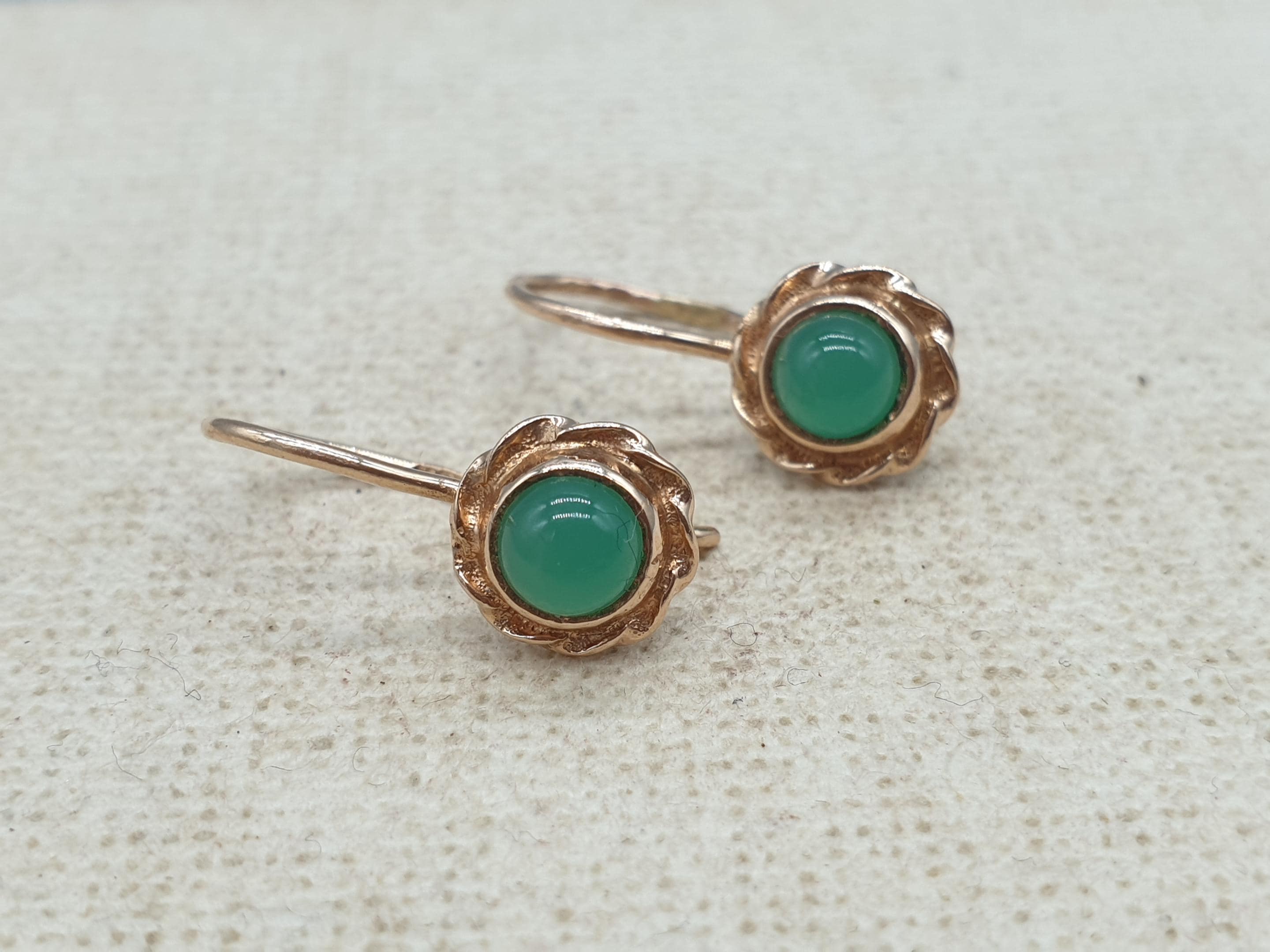 Pendientes vintage soviéticos de crisoprasa en oro de 14 quilates, fechados en 1976, pendientes de gancho de seguridad de oro macizo de 14 quilates de la URSS 583, piedras naturales de cabujón verde.
