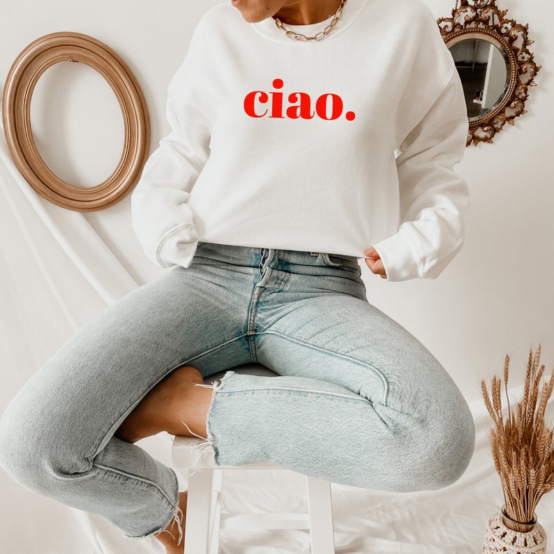 Może przedstawiać: Biała bluza z czerwonym napisem "ciao."