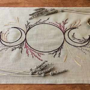 Mantel de lino bordado a mano: símbolo de la Triple Luna y decoración pagana floral