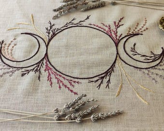 Handbesticktes Leinen Altartuch: Drei Mond Symbole und florales Pagan Dekor
