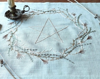 Zeremoniales Altartuch aus handbesticktem Leinen. Wicca Tarot Matte mit Pentakel und Kranz