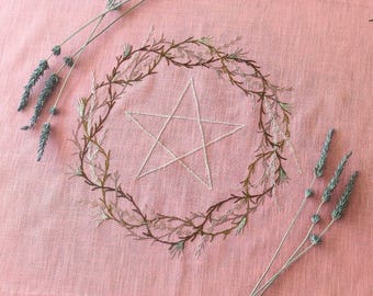 Rosa Altartuch aus handbesticktem Leinen. Heidnisches Tarot Set mit Pentagramm und Kranz