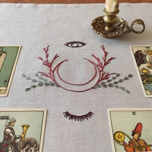 リネン製の祭壇布。刺繍入りのタロットマット。 画像 6