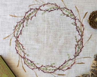 Weißes Altartuch aus Leinen. Bestickte Tarot-Matte.