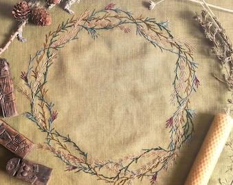 Handbesticktes Leinen Altartuch: grüne Hexe Dekoration für Hausschrein. Grüne Tarot-Matte.