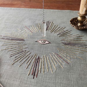 Tessuto per tarocchi e pendoli ricamato con l'occhio che tutto vede. Tovaglia per altare. Stregoneria tradizionale. Tessuto di lino per Wicca. Tappetino per pendoli. Ricamo con l'occhio.