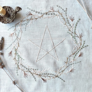 手刺繍のリネン祭壇布：ウィッカの五芒星と花輪の装飾