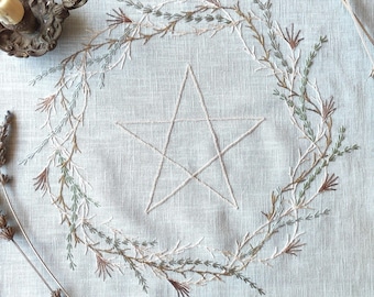 Handbesticktes Leinen Altartuch: Wiccan Pentagramm und Kranzdekor