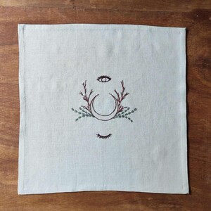 リネン製の祭壇布。刺繍入りのタロットマット。 画像 4