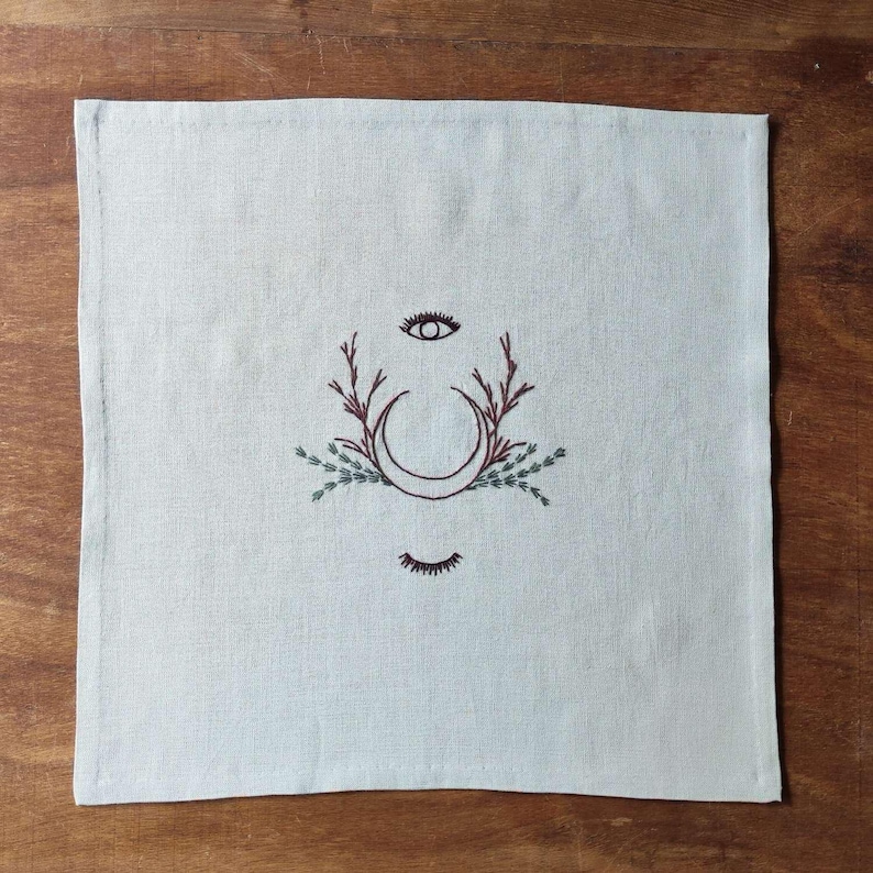 リネン製の祭壇布。刺繍入りのタロットマット。 画像 4