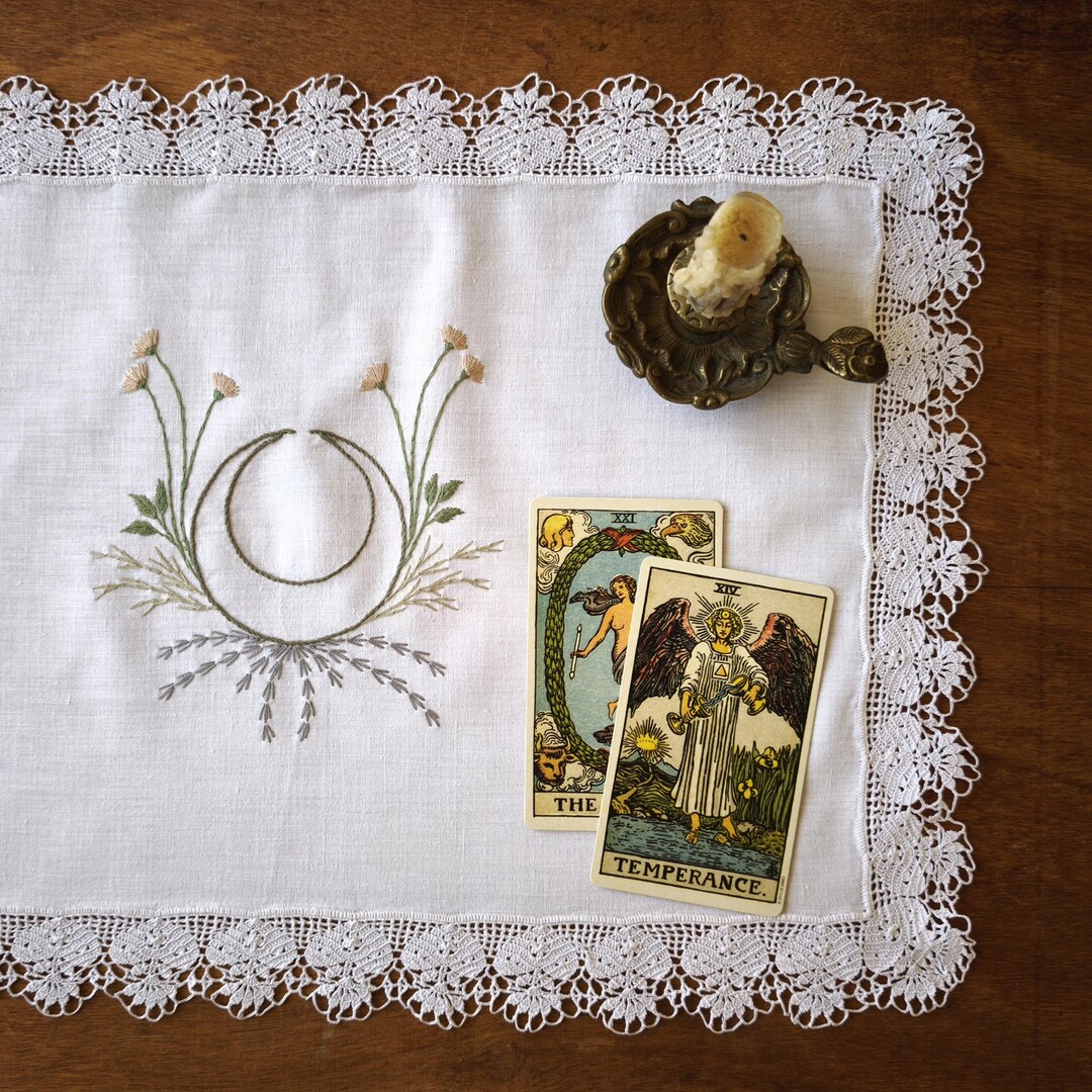 Antique embroidered altar cloth. Crochet-trimmed Tarot mat. - Etsy Portugal