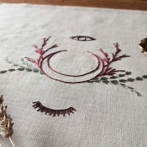 リネン製の祭壇布。刺繍入りのタロットマット。 画像 1