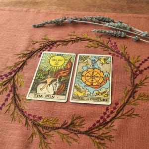 Tovaglia per altare in terracotta fatta a mano o tappetino per tarocchi in lino ricamato