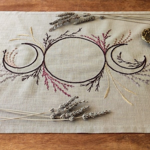 Mantel de lino bordado a mano: símbolo de la Triple Luna y decoración pagana floral