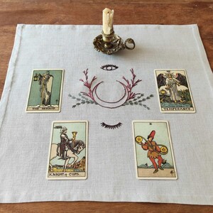 リネン製の祭壇布。刺繍入りのタロットマット。 画像 5
