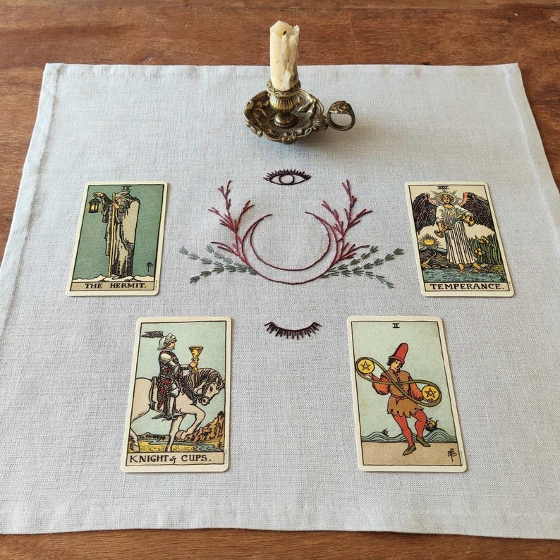 リネン製の祭壇布。刺繍入りのタロットマット。 画像 5