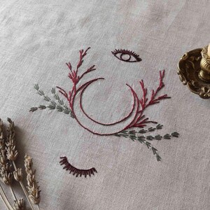 リネン製の祭壇布。刺繍入りのタロットマット。 画像 7