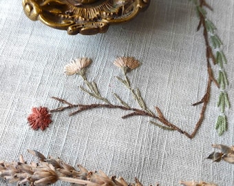 Besticktes Altartuch. Tarot-Matte aus Leinen. Heidnischer Hausschrein. Cottagecore Schmetterling als Dekoration. Altartuch.