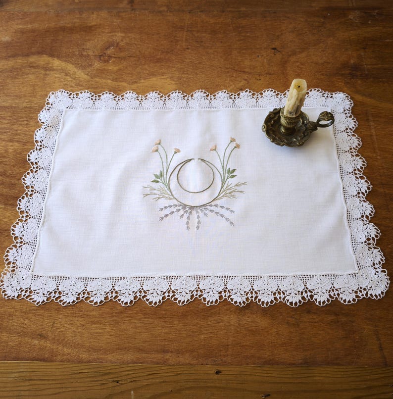Antique embroidered altar cloth. Crochet-trimmed Tarot mat. - Etsy Portugal