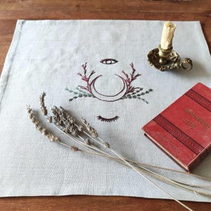 リネン製の祭壇布。刺繍入りのタロットマット。 画像 2