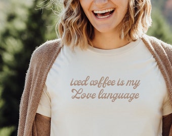 Iced Coffee Is My Love Language Shirt, Iced Coffee Lovers, Powered by Coffee Lover Gift voor mama, Retro Coffee Shirt, Cafeïne en Chaos