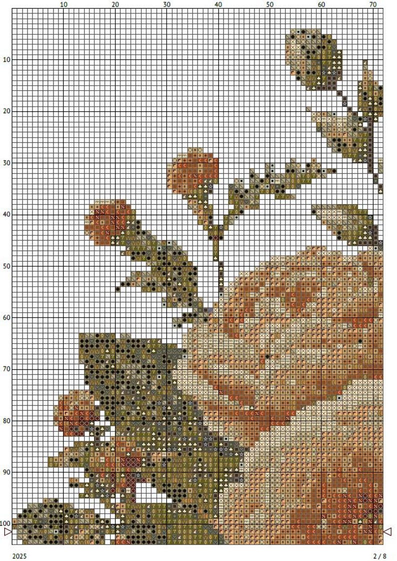 K&ouml;nnte beinhalten: Ein Kreuzstichmuster mit einem floralen Design, das eine detaillierte Rose in Pfirsich-, Beige- und Braunt&ouml;nen zeigt. Das Muster umfasst Stiele, Bl&auml;tter und Knospen in verschiedenen Gr&uuml;n- und Braunt&ouml;nen auf wei&szlig;em Hintergrund.