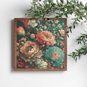 Może przedstawiać: Oprawiony wydruk artystyczny z motywem kwiatowym i szczeg&oacute;łowym botanicznym wzorem. Grafika przedstawia duże, kolorowe kwiaty w odcieniach koralu, turkusu i złota na ciemnozielonym tle. Drewniana rama ma naturalne wykończenie.