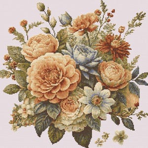 K&ouml;nnte beinhalten: Ein Kreuzstich-Blumenmuster mit einem Strau&szlig; aus Rosen, Dahlien und anderen Blumen in Pfirsich-, Blau- und Gr&uuml;nt&ouml;nen. Die detaillierte Nadelarbeit erzeugt eine Vintage-&Auml;sthetik, ideal f&uuml;r Heimdekoration oder Bastelprojekte.