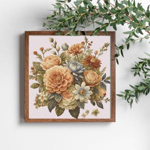 K&ouml;nnte beinhalten: Ein gerahmtes Kreuzstich-Blumenbouquet mit gro&szlig;en, goldgelben Rosen, blauen und wei&szlig;en Blumen und verschiedenen Gr&uuml;npflanzen. Das Kunstwerk ist vor einem hellrosa Hintergrund platziert und in dunklem Holz gerahmt.