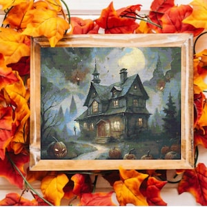 Könnte beinhalten: Ein gerahmtes Halloween-Kreuzstichbild mit einem gruseligen Haus unter einem Vollmond. Geschnitzte Kürbisse säumen den Weg zum Haus. Der Rahmen ist von Herbstblättern in Rot-, Orange- und Gelbtönen umgeben.