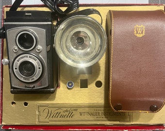 1950s Wittnette Deluxe Reflex camera and flash kit vintage