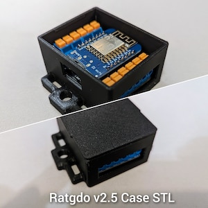 Peut inclure: Un boîtier en plastique noir avec un circuit imprimé bleu à l'intérieur. Le boîtier a une surface texturée et est conçu pour contenir un petit appareil électronique. Le circuit imprimé comporte divers composants, notamment une puce, des résistances et des condensateurs. Le boîtier est étiqueté "Ratgdo v2.5 Case STL".