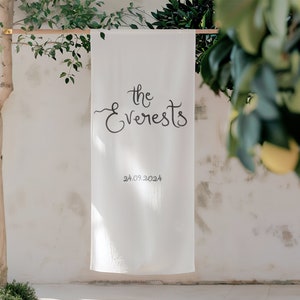 Skurriles Namensschild Hochzeit | Schrulliges Willkommen zu unserem Hochzeitsort-Leinenschild, Hochzeitsdekoration, Familienname-Schild