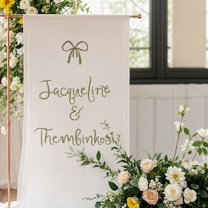 Skurriles Hochzeit-Leinen-Willkommens-Schild | Willkommensschild aus Stoff, Schleife, Handgeschriebenes Hochzeit Stoffschild, Grünes Hochzeit Willkommensschild mit Schleife