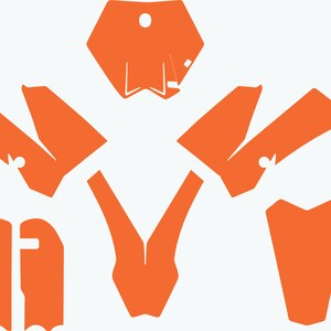 Può includere: Kit grafico per moto da cross di colore arancione. Il kit comprende un parafango anteriore, un parafango posteriore, pannelli laterali e targhe.