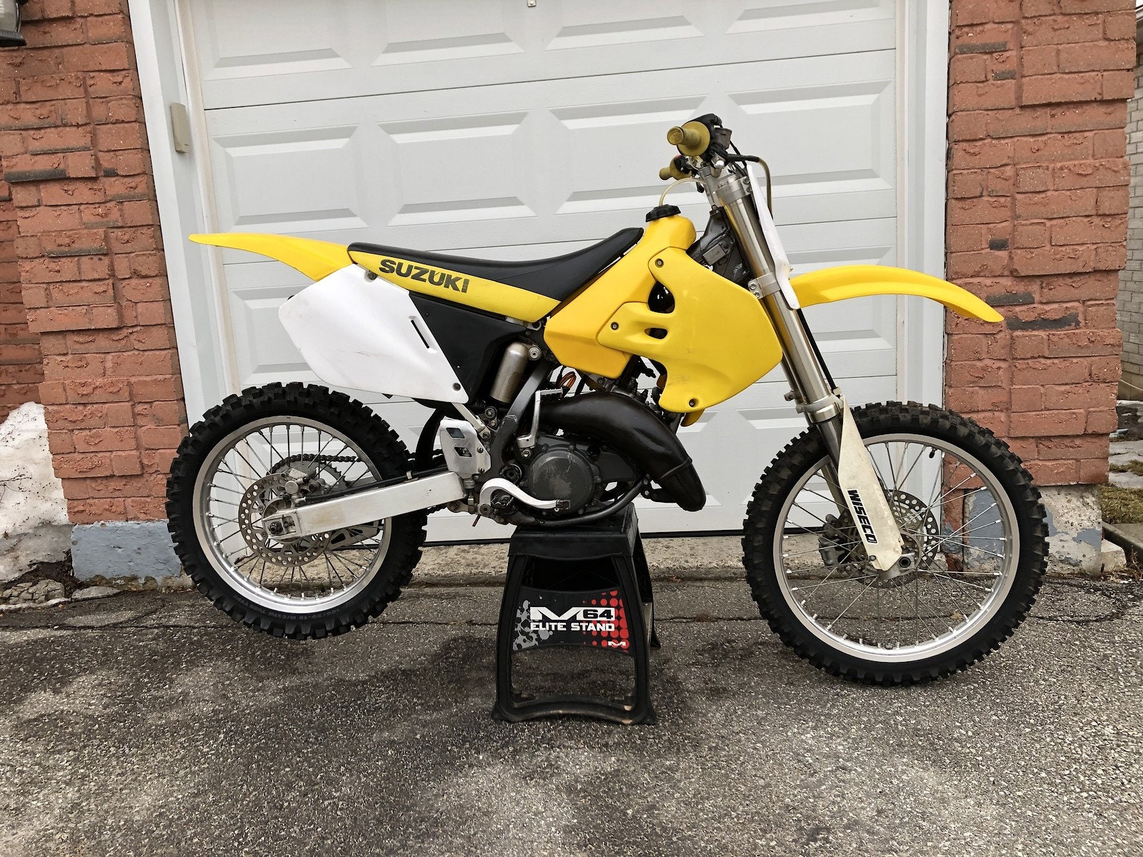 Rear Side Plastic Fender For Suzuki RM125 / RM250 (1996-2000) – OEM Style Yellow Quarter Panel, Part #2071160005