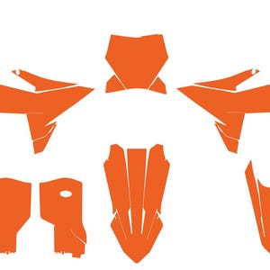 Op de afbeelding: Oranje motorfiets kuipset met diverse onderdelen, waaronder zijpanelen, een voorkuip en tankcovers. De kit is ontworpen voor een specifiek motorfietsmodel en biedt een aangepaste uitstraling. De onderdelen zijn op een witte achtergrond geplaatst.
