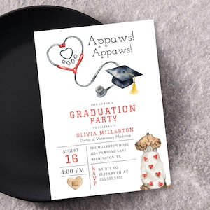 Può includere: Un invito a una festa di laurea con uno stetoscopio rosso a forma di zampa, un cappello di laurea e un cane che indossa un maglione rosso e bianco con un motivo a cuori. Il testo recita "Appaws! Appaws!" e "Unisciti a noi per una festa di laurea per celebrare Olivia Millerton, Dottore in Medicina Veterinaria".
