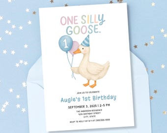 Può includere: Un invito di compleanno bianco con un'illustrazione di un'oca con un cappello da festa e palloncini. Il testo dice "ONE SILLY GOOSE" e "Augie's 1st Birthday". L'invito è in una busta azzurra.