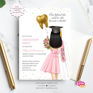 Puede incluir: Una invitación a una fiesta de graduación con una ilustración de dibujos animados de una dentista con un vestido rosa y un gorro de graduación, sosteniendo un ramo y un globo de diente dorado. El texto dice: "She believed she could so, she became a dentist."