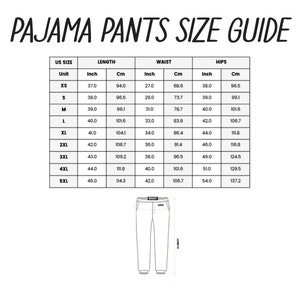 Op de afbeelding: Een maattabel voor pyjamabroeken met metingen in inches en centimeters. De tabel toont de Amerikaanse maat, de lengte, de taille en de heupen. De maten vari&euml;ren van XS tot 5XL.