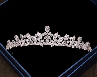 Bellissimo diadema per la festa nuziale fatto a mano con corona, orecchini, collana e bracciale dal design Ellie con diamanti simulati, cristalli e strass