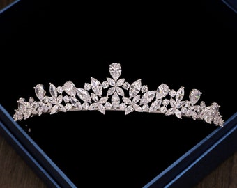 Diadema con corona de tiara para fiesta nupcial hecha a mano, diseño de Ellie con diamantes de imitación, cristal y diamantes de imitación