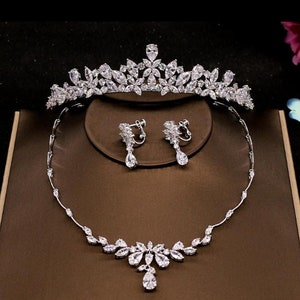 Handmade Beautiful Bridal Party Tiara Crown Ellie Design, Necklace, Earrings and Bracelet with Simulated Diamonds, AAA Cubic Zirconias