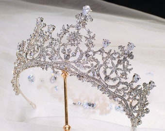 Handmade Beautiful Bridal Party Queen Tiara Crown Hairband Ellie Design with Simulated Diamonds, Crystal, Rhinestones, 3A Cubic Zirconias