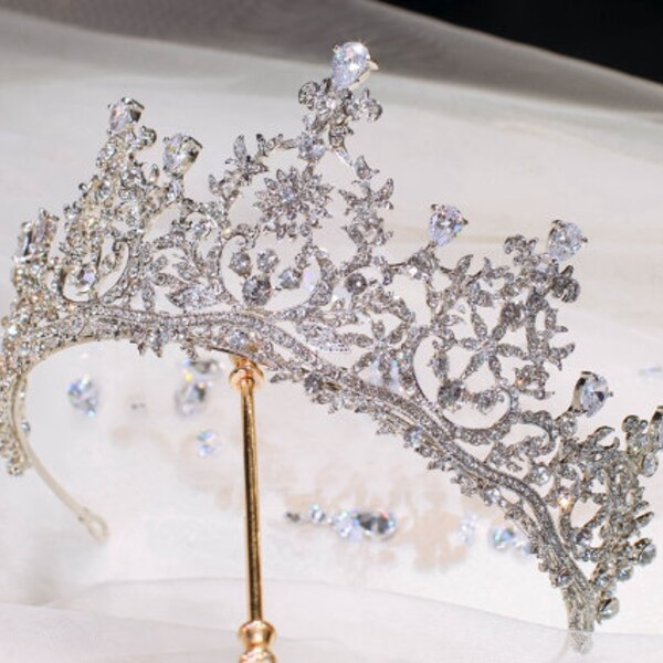 Handmade Beautiful Bridal Party Queen Tiara Crown Hairband Ellie Design with Simulated Diamonds, Crystal, Rhinestones, 3A Cubic Zirconias