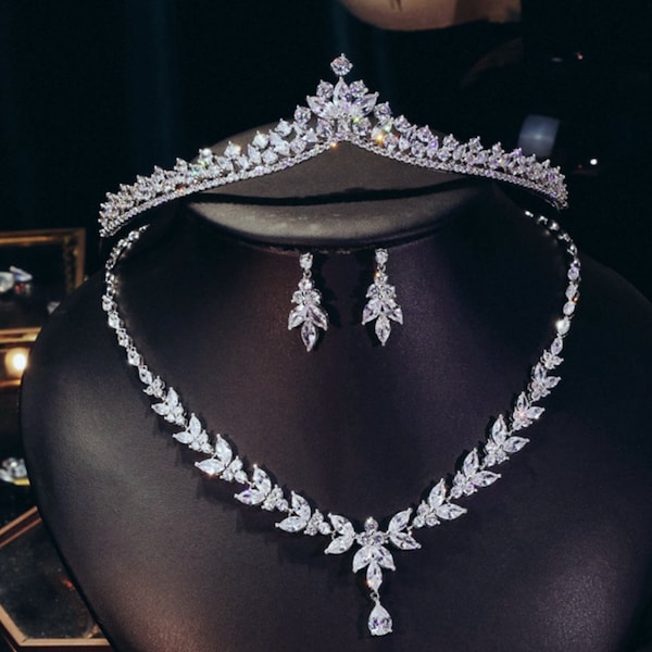 Handgefertigtes wunderschönes Brautparty-Tiara, Krone, Haarband, Ohrringe und Halskette im Ellie-Design mit künstlichen Diamanten, Kristallen und Strasssteinen