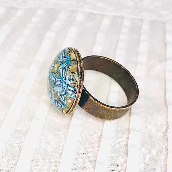 Bague ronde en laiton, motif rétro de libellule bleue sur fond vert en argile polymère, cadeau féminin, bague réglable artisanale