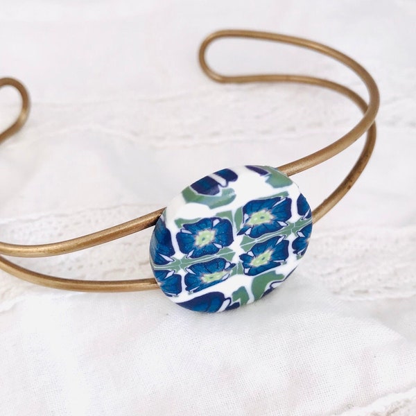 Bracelet jonc en laiton, motif fleur bleue en argile polymère fait main, cadeau femme ou adolescente, artisan local